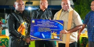 Gubernur Serahkan Hibah Starlink dan Panel Surya untuk Perkuat Layanan Digital di Sarmi
