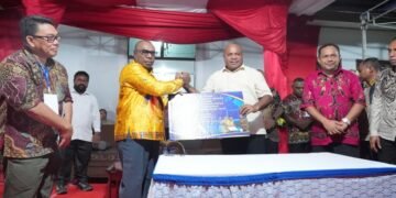 Pemprov Papua Serahkan Hibah Starlink dan Panel Surya di Mamberamo Raya, Perkuat Konektivitas Digital hingga Wilayah Terpencil